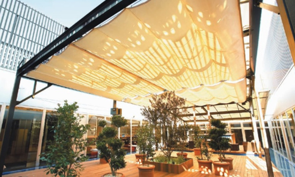 天井可動式の開閉テント